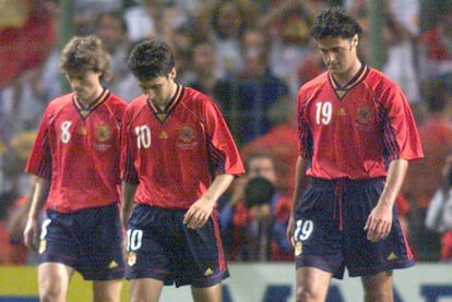 En su primer partido mundialista, contra Nigeria, Raúl metió un gol,  pero España perdió el partido y acabó eliminada en la fase de grupos. El delantero, cabizbajo, junto a Julen Guerrero y Kiko tras la goleada inútil (6-1) frente a Bulgaria en el último partido.