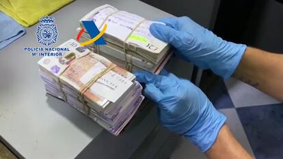 Parte del dinero intervenido en por la Policía Nacional y Aduanas.