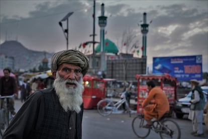 Un hombre camina por un mercado ubicado en los alrededores de la mezquita de Abul Fazl, un santuario chií, el 3 de agosto. La vida en las zonas más amenazadas de la capital no se resiente pese a los ataques que en los últimos días se han cometido contra esta comunidad con más de un centenar de muertos en Kabul, según la ONU. 