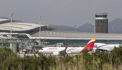 Un avión de Iberia, en el aeropuerto de El Prat.