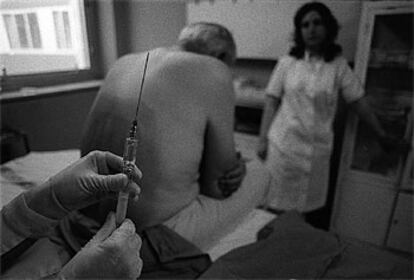 Un paciente recibe tratamiento en la Unidad del Dolor del hospital Doce de Octubre de Madrid.