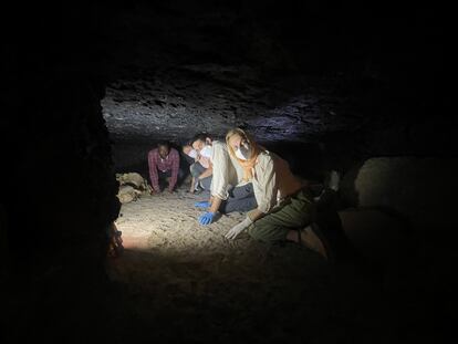 El equipo de arqueólogos durante el descubrimiento. / UNIVERSIDAD DE MILÁN