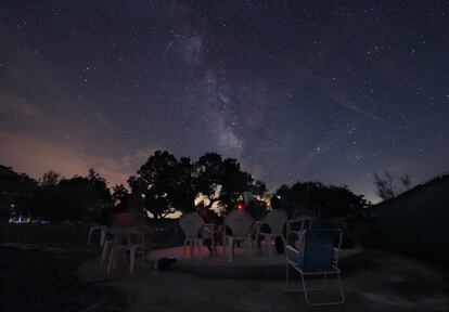 Un momento del curso de Astronomía que imparte José Pedro Madera, en la finca de Monfragüe, en Cáceres.