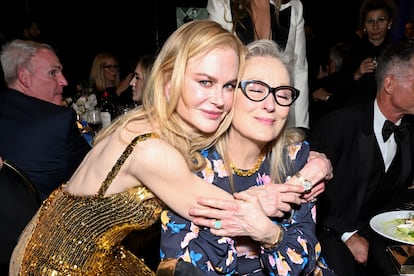 Nicole Kidman y Meryl Streep abrazadas durante la ceremonia de entrega dle AFI.