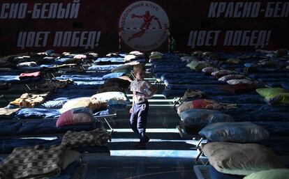 Un niño caminaba por un centro de alojamiento temporal para los evacuados de las regiones controladas por separatistas del este de Ucrania, en la ciudad de Taganrog (Rusia).