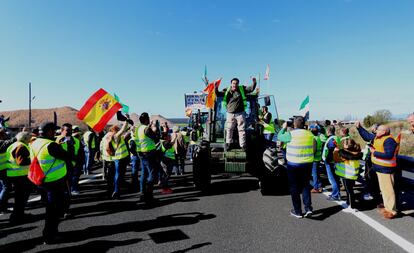 Agricultores cortan la N-V en el kilómetro 174, en Extremadura. El presidente de Asaja Extremadura, Ángel García Blanco, ha cifrado en unas 4.000 personas las asistentes a la protesta en Navalmoral, y ha incidido en que los agricultores y ganaderos van a llegar en sus reivindicaciones "con la fuerza de la razón" hasta que las autoridades "escuchen y entiendan que "sin agricultura este país no come, y si este país no come, Extremadura se muere y España también".