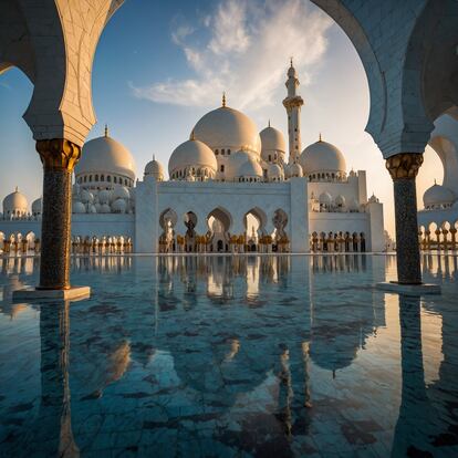 La mezquita Sheikh Zayed, con 82 bóvedas, es la más grande de Emiratos Árabes Unidos. El recinto, situado en Abu Dabi, tiene capacidad para 41.000 personas.