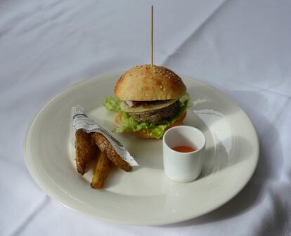 Hamburguesa de chuletón con queso Idiazabal y mahonesa de piquillos.