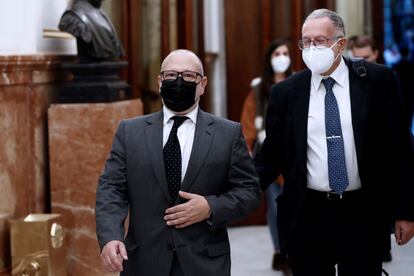 El diputado de Vox Juan Luis Steegmann (derecha), junto a su compañero Francisco José Alcarez, en los pasillos del Congreso, en octubre de 2020.