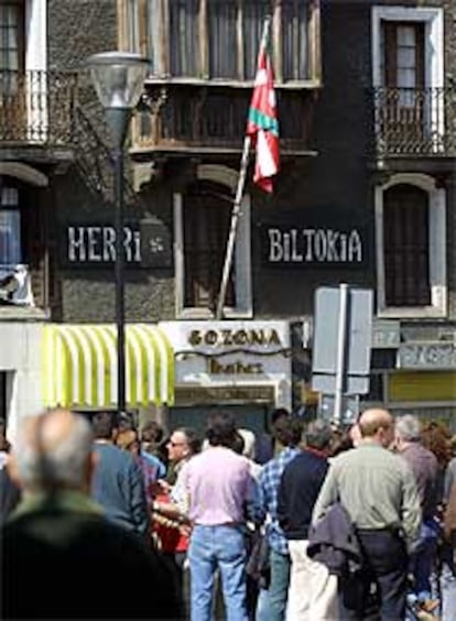 Vecinos de Tolosa se manifiestan ante la sede de Batasuna.