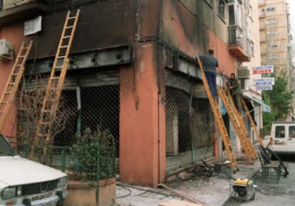 Aspecto del local afectado por el incendio, ayer, en Granada.