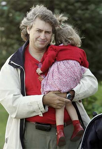 Agustín sostiene a su hija Laura cerca del hospital.