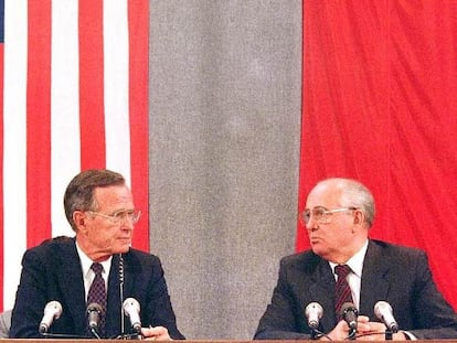 George W. Bush and Mijaíl Gorbachov