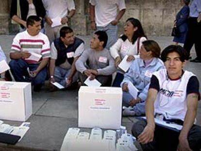 Mesa electoral montada por inmigrantes ecuatorianos
