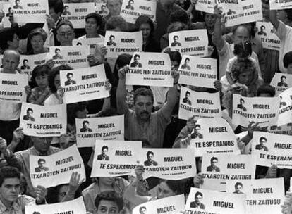 1997 REPULSA CIUDADANA. Miles de personas se concentraron en la plaza de Ermua (Vizcaya) tras el asesinato de Miguel Ángel Blanco