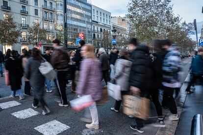 Gentío por el centro de Barcelona con bolsos de grandes marcas el primer día de rebajas de invierno en Barcelona durante el pasado 7 de enero de 2025.