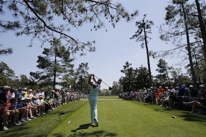 Ian Poulter pega el golpe de salida en el hoyo nueve.