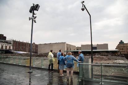 Turistas observan el Templo Mayor en el Centro Histórico de Ciudad de México.