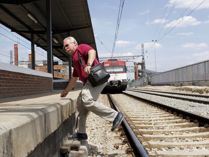 Un hombre cruza las vías del tren de la estación de Torrejón de Ardoz.