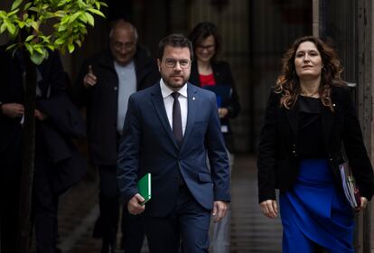 El presidente de la Generalitat, Pere Aragonès (izq.), y la vicepresidenta, Laura Vilagrà (der.), a su llegada a la reunión semanal del Gobierno catalán