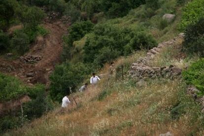 Ciudadanos sirios huyen de su país hacia la ciudad fronteriza de Debbabiyeh en el vecino Líbano.