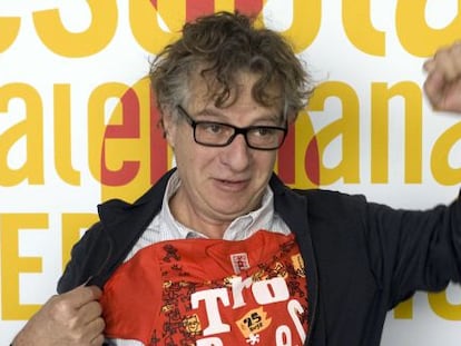 Javier Mariscal con una de las camisetas por él diseñadas para Les Trobades d'Escoles en Valencià.