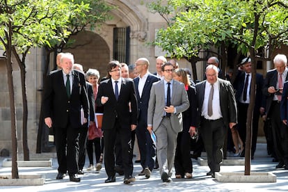 El entonces presidente de la Generalitat, Carles Puigdemont, acompañado por el director general del Diplocat, Albert Royo, (a su derecha),  en 2017.