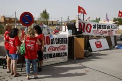 Trabajadores de la planta de Fuenlabrada, la fábrica de Coca-Cola que cerró tras la fusión en España, en el campamento de protesta que mantienen desde hace 19 meses