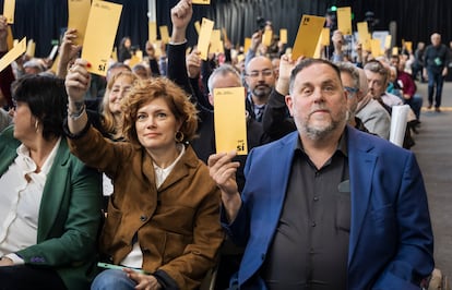 El presidente de ERC, Oriol Junqueras (der.) y la secretaria general del partido, Elisenda Alamany (izq,), en el recinto de Ca n'Oliveres de Martorell (Barcelona).