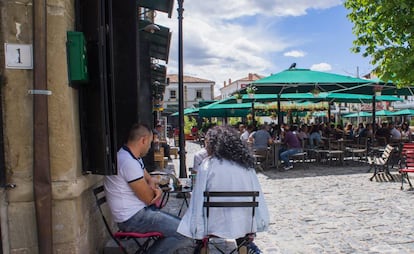 Terraza en la ciudad de Korçë, en el sureste de Albania.