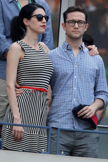 Tasha McCauley (Fellow Robots) y Joseph Gordon Levitt

El 20 de diciembre de 2014, la cofundadora de la compañía robótica Fellow Robots, situada en el Research Park de la NASA en Silicon Valley, donde ejerció de CEO hasta agosto de 2014, se casó en una ceremonia privada en su casa con el adorable protagonista de 500 días juntos (ese que se quedaba colgado de Zooey Deschanel). McCauley también es profesora de tecnologías aceleradas e inteligencia artificial en la Singularity University y, actualmente, es directora de desarrollo de negocio en Geosim, una compañía de tecnología geoespacial de la que es copropietaria.