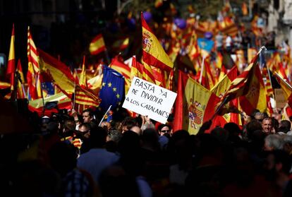 Cartel con "Basta ya de dividir a los catalanes" es sujetado por un manifestante.