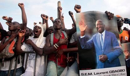 Manifestantes a favor del expresidente Laurent Gbagbo, que se disputa el poder con el ganador de las elecciones de noviembre de 2010, Alassane Ouattara.