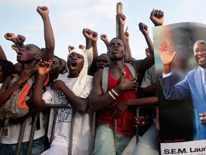 Manifestantes a favor del expresidente Laurent Gbagbo, que se disputa el poder con el ganador de las elecciones de noviembre de 2010, Alassane Ouattara.