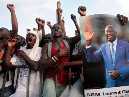 Manifestantes a favor del expresidente Laurent Gbagbo, que se disputa el poder con el ganador de las elecciones de noviembre de 2010, Alassane Ouattara.