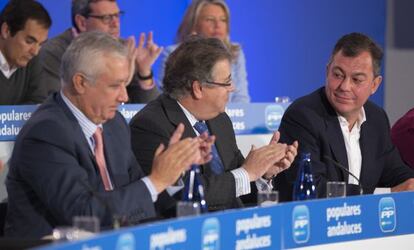 Javier Arenas, (izquierda) y Juan Ignacio Zoido (centro) aplauden al secretario general del PP andaluz, Jos&eacute; Luis Sanz, el pasado 17 de enero en Sevilla.