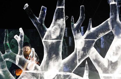 El escultor Juuso Partanen de Finlandia talla una escultura de un árbol en el Festival de Bruselas Magic Ice.