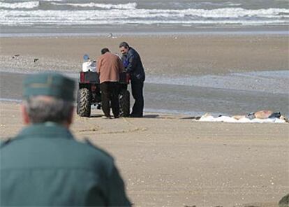 El cadáver de uno de los inmigrantes de la patera que naufragó hace una semana en aguas de Cádiz yace en la playa de Valdelagrana.