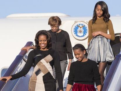 Michelle Obama. con sus hijas y su madre, en China.