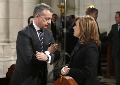 Iñigo Urkullu conversa con Soraya Sáenz de Santamaría, durante el funeral por Adolfo Suárez.