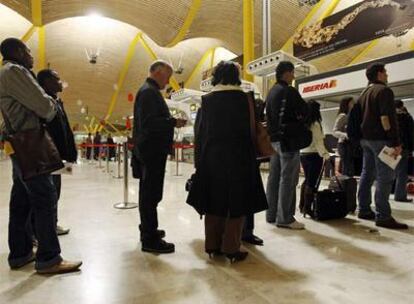 Pasajeros en una ventanilla de atención al cliente en la T-4 de Barajas (Madrid).