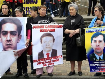 Familiares de secuestrados por las FARC protestan por su libertad en Bogot&aacute;. 