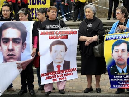 Familiares de secuestrados por las FARC protestan por su libertad en Bogotá.