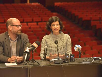 Marti&ntilde;o Noriega, alcalde de Santiago, con Sabela Garc&iacute;a durante la presentaci&oacute;n.