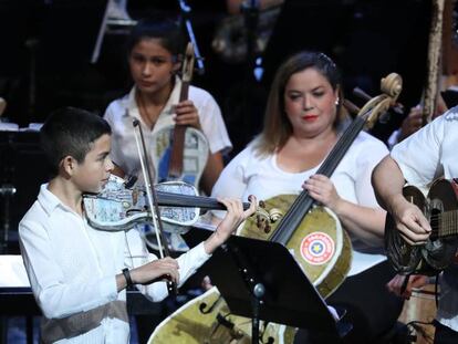 La Orquesta de Cateura interpreta 'My way' en el Teatro Real de Madrid. 