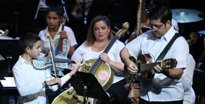 La Orquesta de Cateura interpreta 'My way' en el Teatro Real de Madrid.