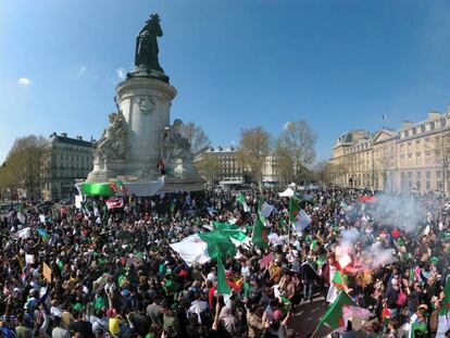 Argelinos residentes en Francia protestan este domingo contra el régimen de Abdelaziz Buteflika, en la Plaza de la República, en París.