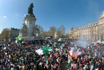 Argelinos residentes en Francia protestan este domingo contra el régimen de Abdelaziz Buteflika, en la Plaza de la República, en París.