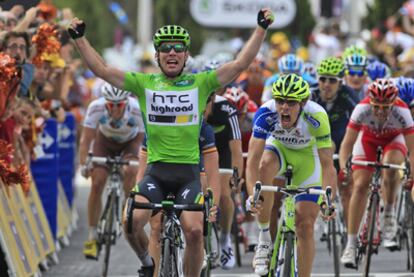 Cavendish celebra su victoria de etapa, la cuarta en este Tour, ante el gesto de rabia de Daniel Oss, cuarto en el <i>sprint</i>.