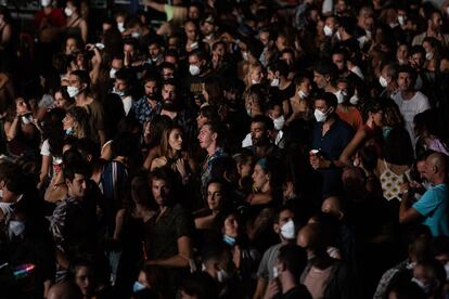 Centenares de perosnas bailan y cantan durante el concierto de Fuel Fandango, en el Cruïlla, el 10 de julio.